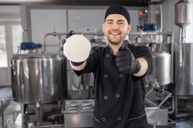 Un produttore di formaggio fatto in casa produce mozzarella fatta a mano con latte fresco di qualità dalle sue mucche pecore al mattino Concetto di tradizione mozzarella italiana