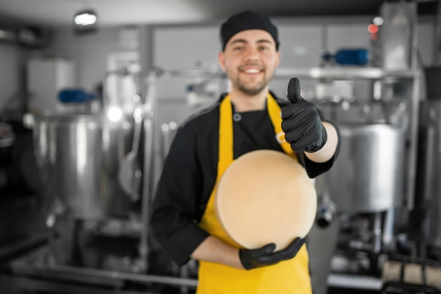 Un produttore di formaggio fatto in casa produce mozzarella fatta a mano con latte fresco di qualità dalle sue mucche pecore al mattino Concetto di tradizione mozzarella italiana