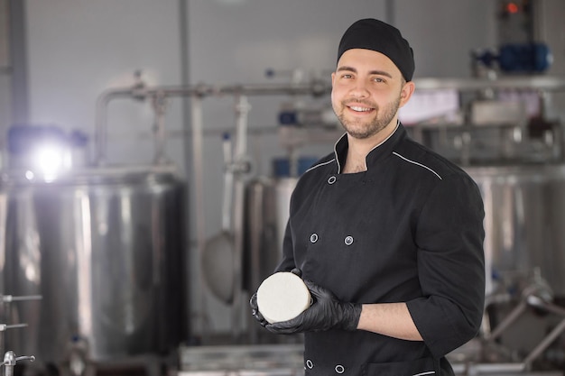 Un produttore di formaggio fatto in casa produce mozzarella fatta a mano con latte fresco di qualità dalle sue mucche pecore al mattino Concetto di tradizione mozzarella italiana