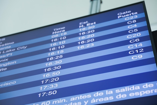 Un programma di volo mostra il tempo di 10 : 30 e 10 al momento.