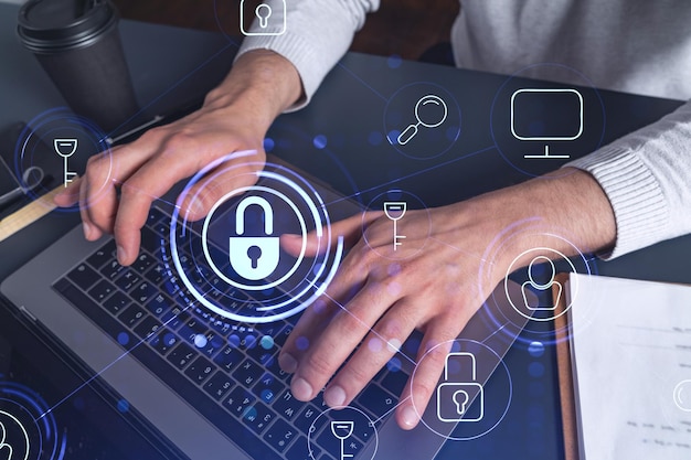Un programmatore sta digitando un codice su una tastiera per proteggere la sicurezza informatica dagli attacchi degli hacker e salvare i dati riservati dei clienti Icone dell'ologramma del lucchetto sopra le mani di digitazione