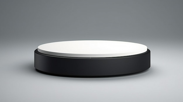 un pulsante bianco e nero con un logo