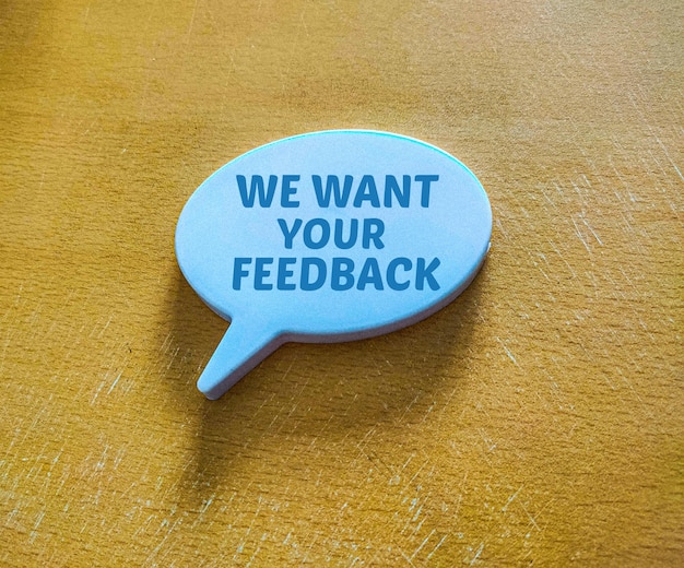 Un pulsante blu con le parole vogliamo il tuo feedback su di esso