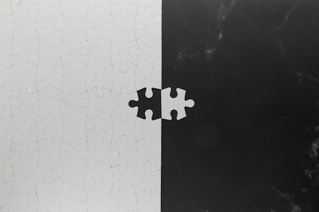 Un puzzle in bianco e nero con sopra la parola h