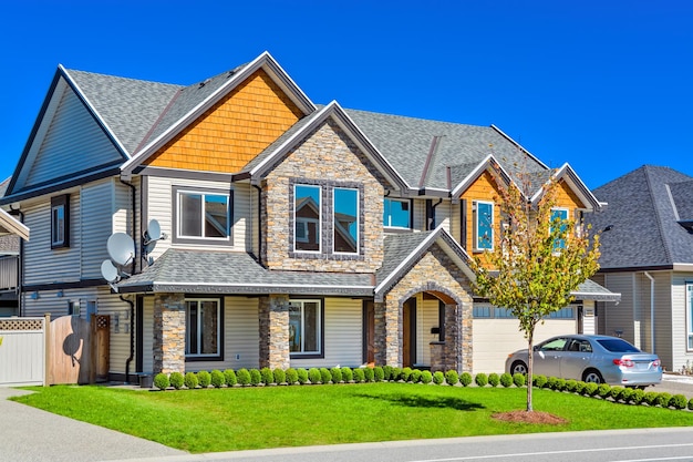 Un quartiere perfetto Casa residenziale di lusso con ampia porta del garage