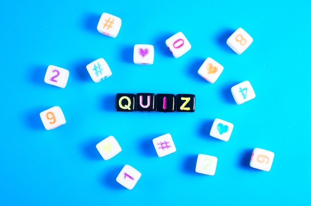 Un quiz è scritto su un blocco nero che dice quiz su di esso