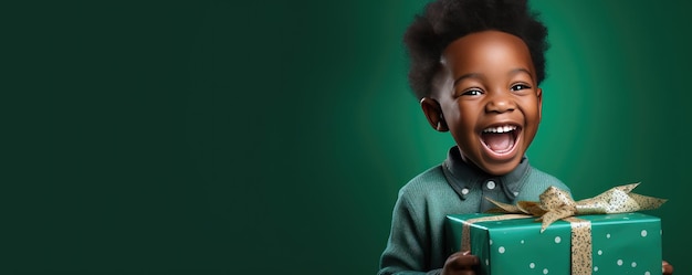 Un ragazzino africano sta aprendo un regalo e ride sullo sfondo verde Banner spazio di copia Generative ai