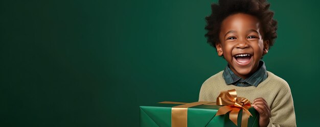 Un ragazzino africano sta aprendo un regalo e ride sullo sfondo verde Banner spazio di copia Generative ai