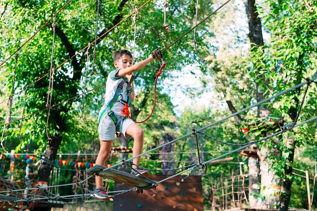 Un ragazzino allegro nel parco giochi