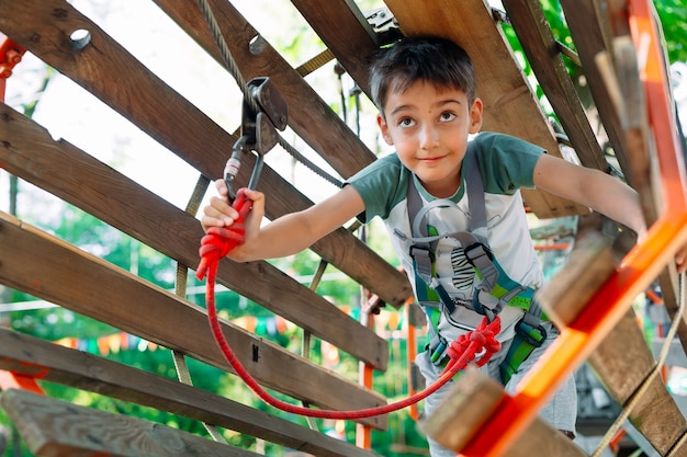 Un ragazzino allegro nel parco giochi