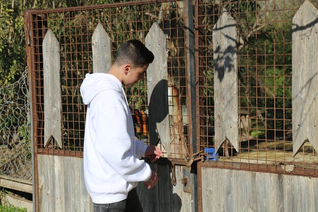 Un ragazzino carino che cammina nel parco forestale all'aperto