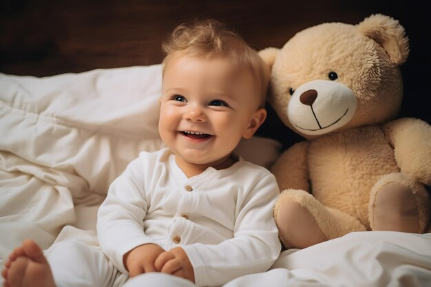 Un ragazzino carino e sorridente con un orsacchiotto da gioco