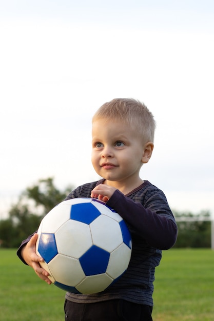 Un ragazzino che gioca a calcio in campo