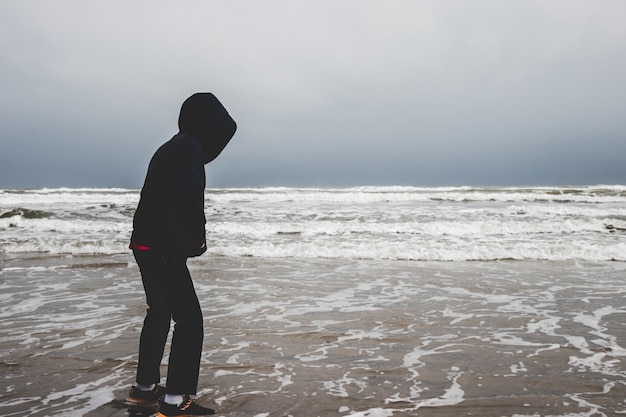 Un ragazzino da solo sull&#39;oceano