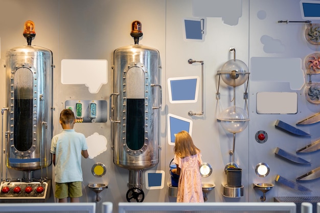 Un ragazzino e una ragazza visitano un museo della scienza