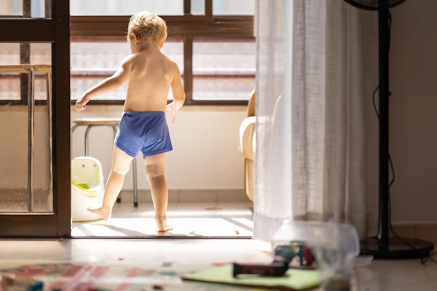 Un ragazzino in mutande esce sul balcone