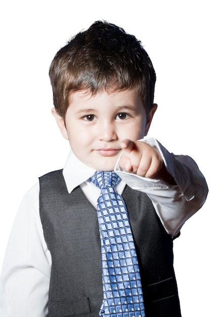 Un ragazzino in studio, vestito con un completo e che finge di essere un uomo d'affari. Isolato