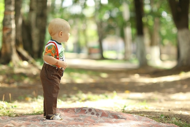 un ragazzino nel parco estivo