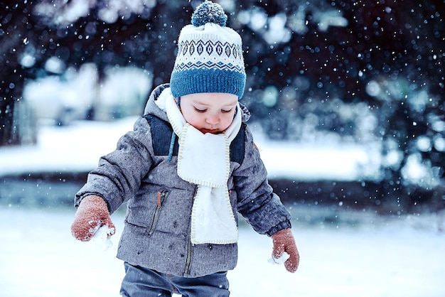 Un ragazzino nella neve