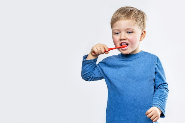 Un ragazzino si lava i denti da solo