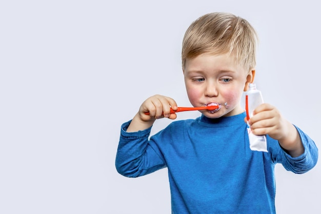 Un ragazzino si lava i denti da solo