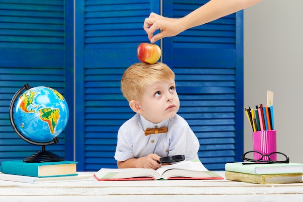 Un ragazzino sta studiando la geografia con un globo