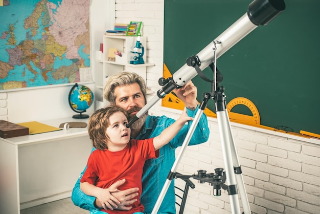 Un ragazzino studente felice con un voto eccellente Allievo studia astronomia con un insegnante divertente