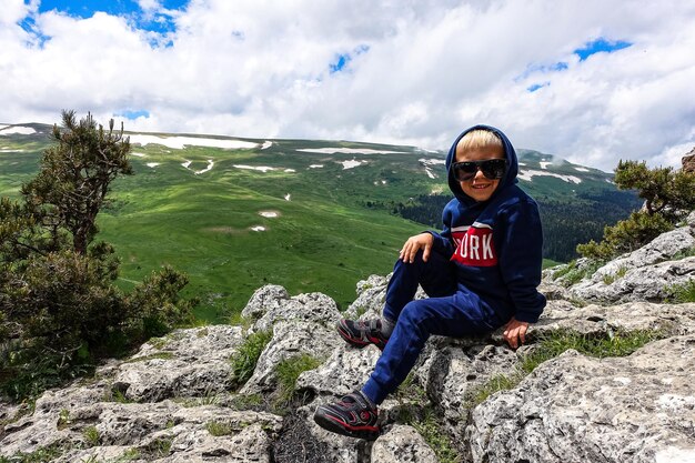 Un ragazzino sullo sfondo dell'altopiano LagoNaki in Adygea Russia