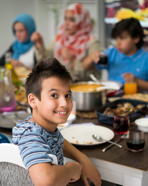 Un ragazzo a casa a pranzo con la sua famiglia e gli amici