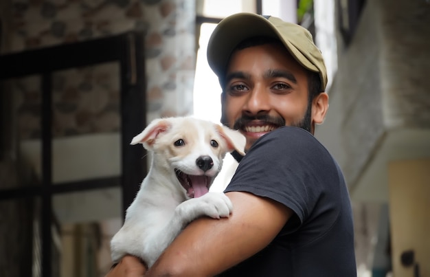 Un ragazzo amante dei cani con il suo cane felice e sorridente