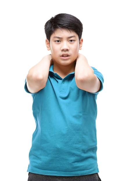 Un ragazzo asiatico che indossa una camicia blu sta facendo qualche gesto.