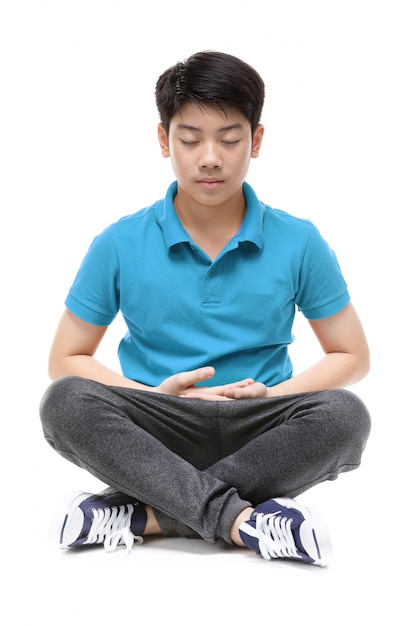 Un ragazzo asiatico che indossa una camicia blu sta facendo qualche gesto.