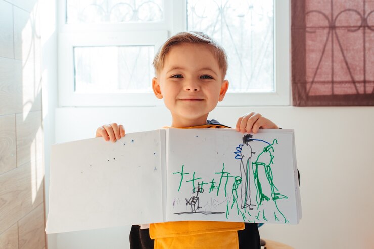 Un ragazzo biondo disegna con un pennarello. preparazione per la scuola