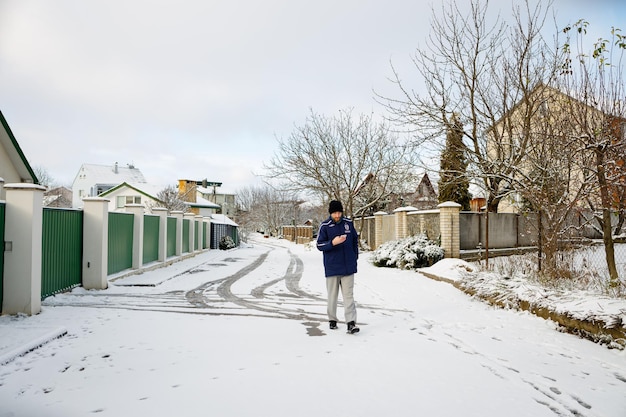 Un ragazzo cammina in inverno con un iPhone in mano e scatta bellissime foto Firma