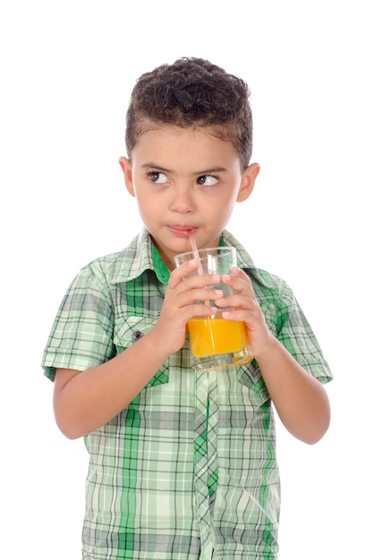 Un ragazzo che beve succo di frutta e che guarda lontano isolato