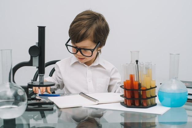 Un ragazzo che fa esperimenti in laboratorio