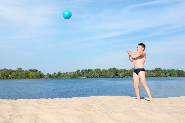 Un ragazzo che gioca a Beach Volley Giochi sportivi per bambini all'aria aperta Stile di vita sportivo Giochi con la palla