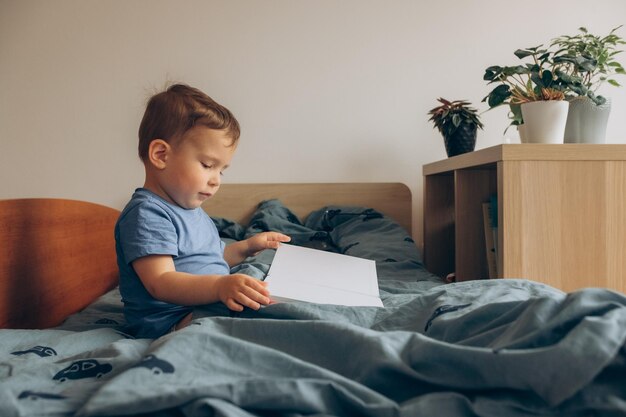 Un ragazzo che legge un libro a letto