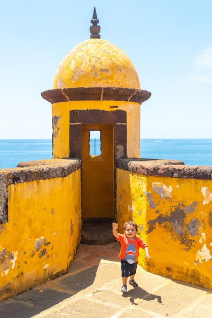 Un ragazzo che si diverte nella torre di avvistamento del Forte de Sao Tiago a Funchal Madeira