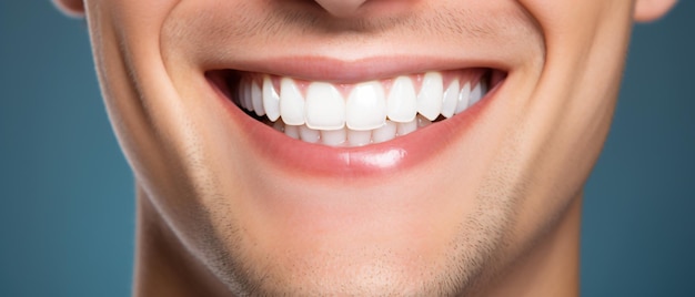 Un ragazzo che sorride con i denti bianchi solo denti vista con il sorriso