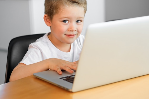 Un ragazzo che usa un computer portatile