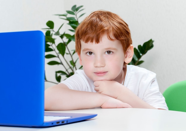 Un ragazzo con i capelli rossi che lavora al computer