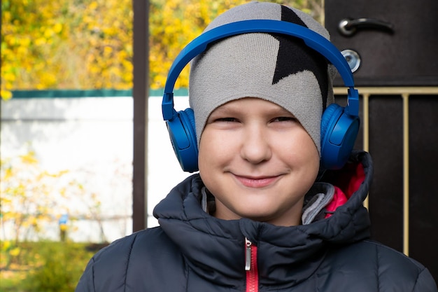 Un ragazzo con le cuffie per strada