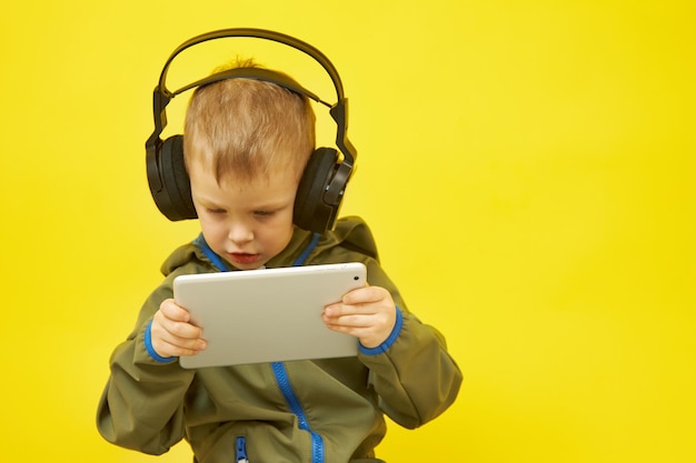 Un ragazzo con le cuffie sta studiando un tablet PC