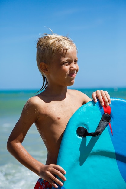 Un ragazzo con un bodyboard su un'onda