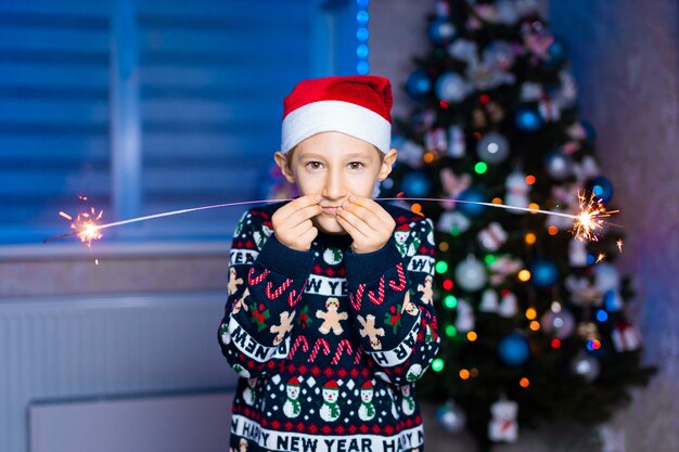 un ragazzo con un cappello di Babbo Natale con stelle filanti