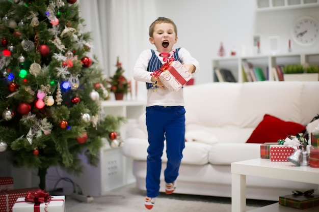 Un ragazzo con un regalo di Capodanno La felicità è Natale