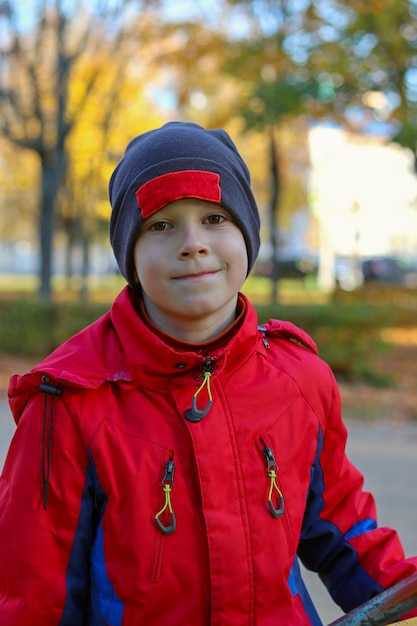Un ragazzo con una giacca rossa sul ritratto di strada