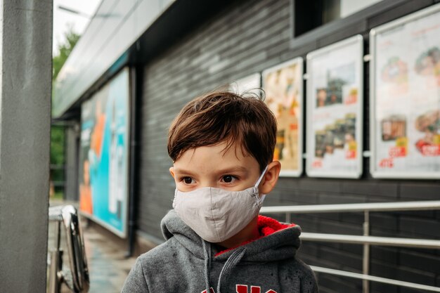 Un ragazzo con una maschera protettiva entra nel supermercato