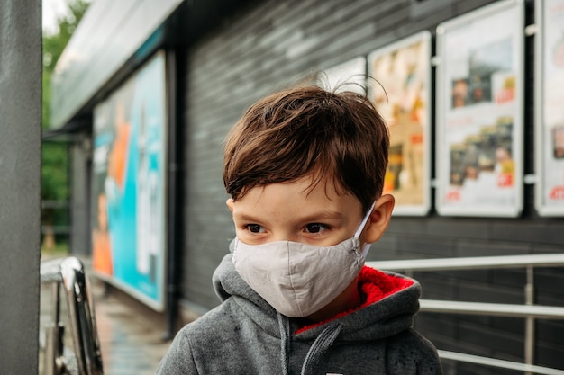 Un ragazzo con una maschera protettiva entra nel supermercato